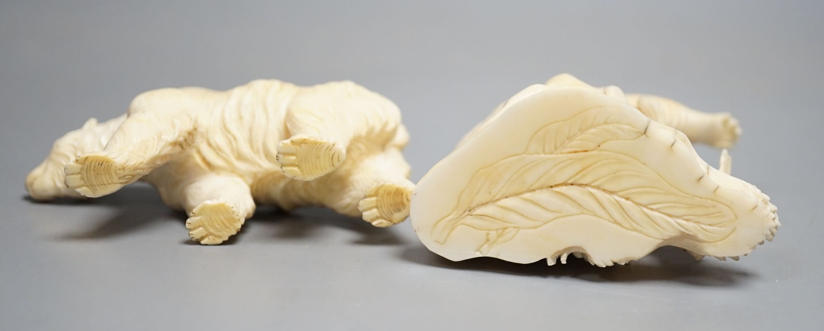 Two Japanese ivory models of bears, Meiji period 8cm